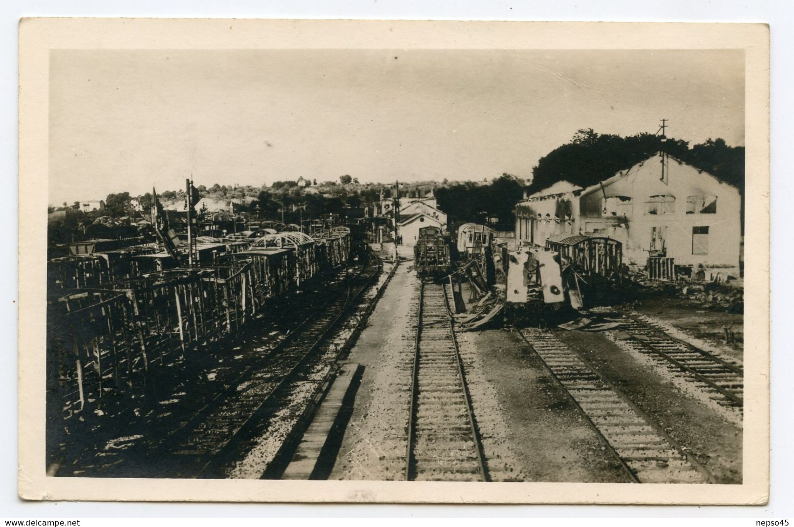 carte photo Neufchateau les wagons incendiés  par les Allemands en1944.tampon Mallet Mme Goulpeau rue de france