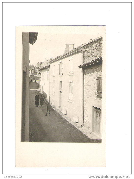 CARTE PHOTO UNE RUE DE ROANNE -