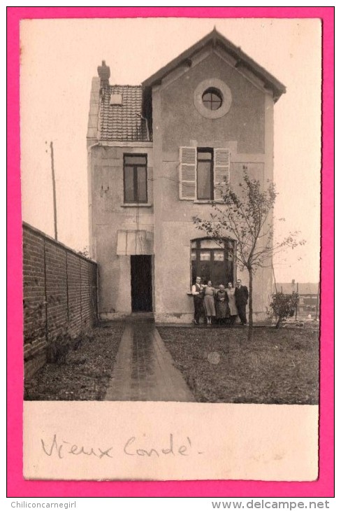 Carte Photo - Vieux Condé - Famille devant une Maison - Animée