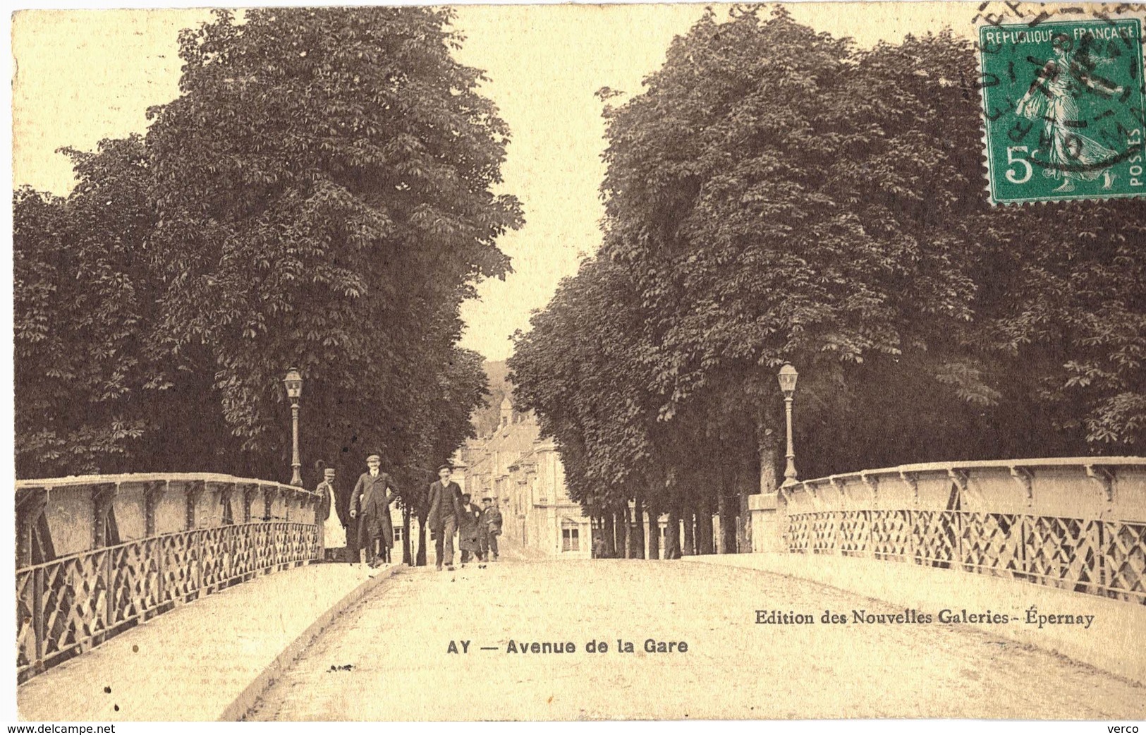 Carte   POSTALE  Ancienne de  AY en CHAMPAGNE - Avenue de la Gare