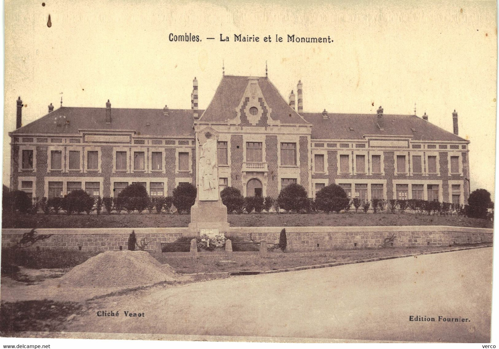 Carte POSTALE  Ancienne  de  COMBLES - Mairie & le Monument