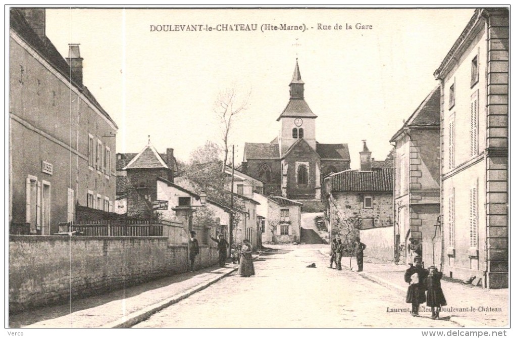 CARTE POSTALE ANCIENNE DE DOULEVANT LE CHATEAU - rue de la gare