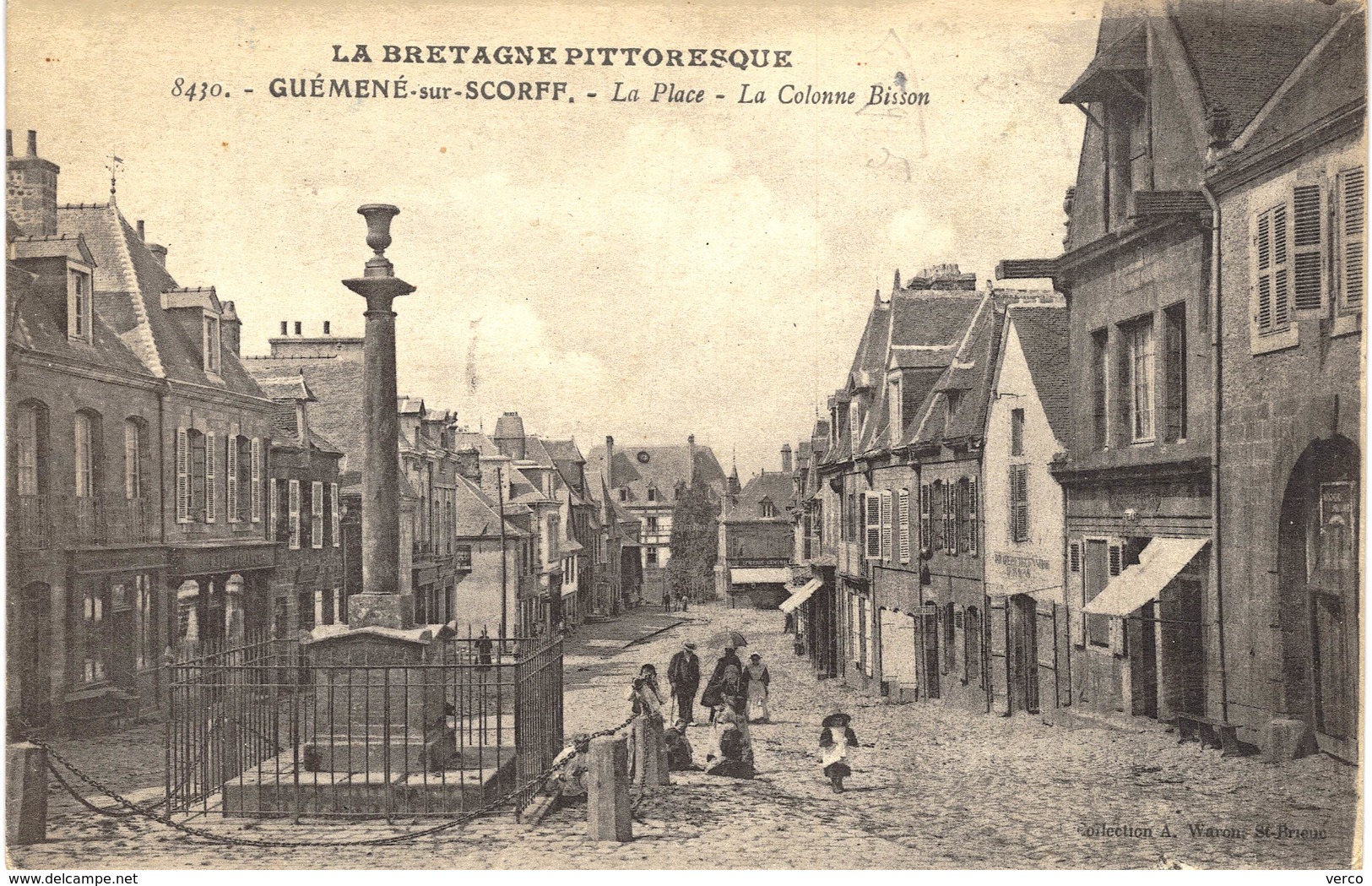 Carte Postale ancienne de GUEMENE sur SCORFF - La place & la colonne Bisson