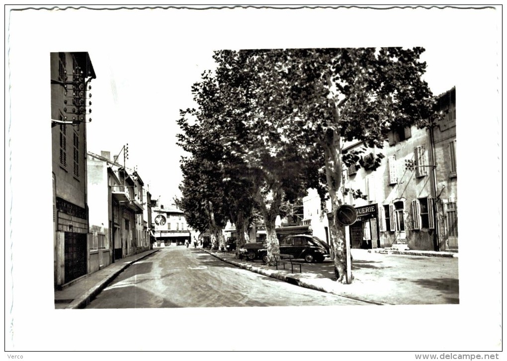 Carte Postale Ancienne de MARIGNANE-Place de la République