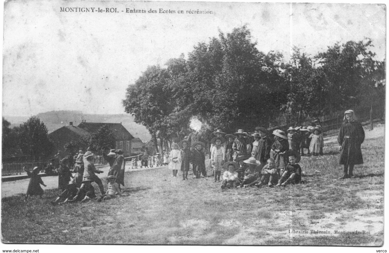 CARTE POSTALE ANCIENNE DE MONTIGNY LE ROI  -  ENFANTS DES ECOLES EN RECREATION