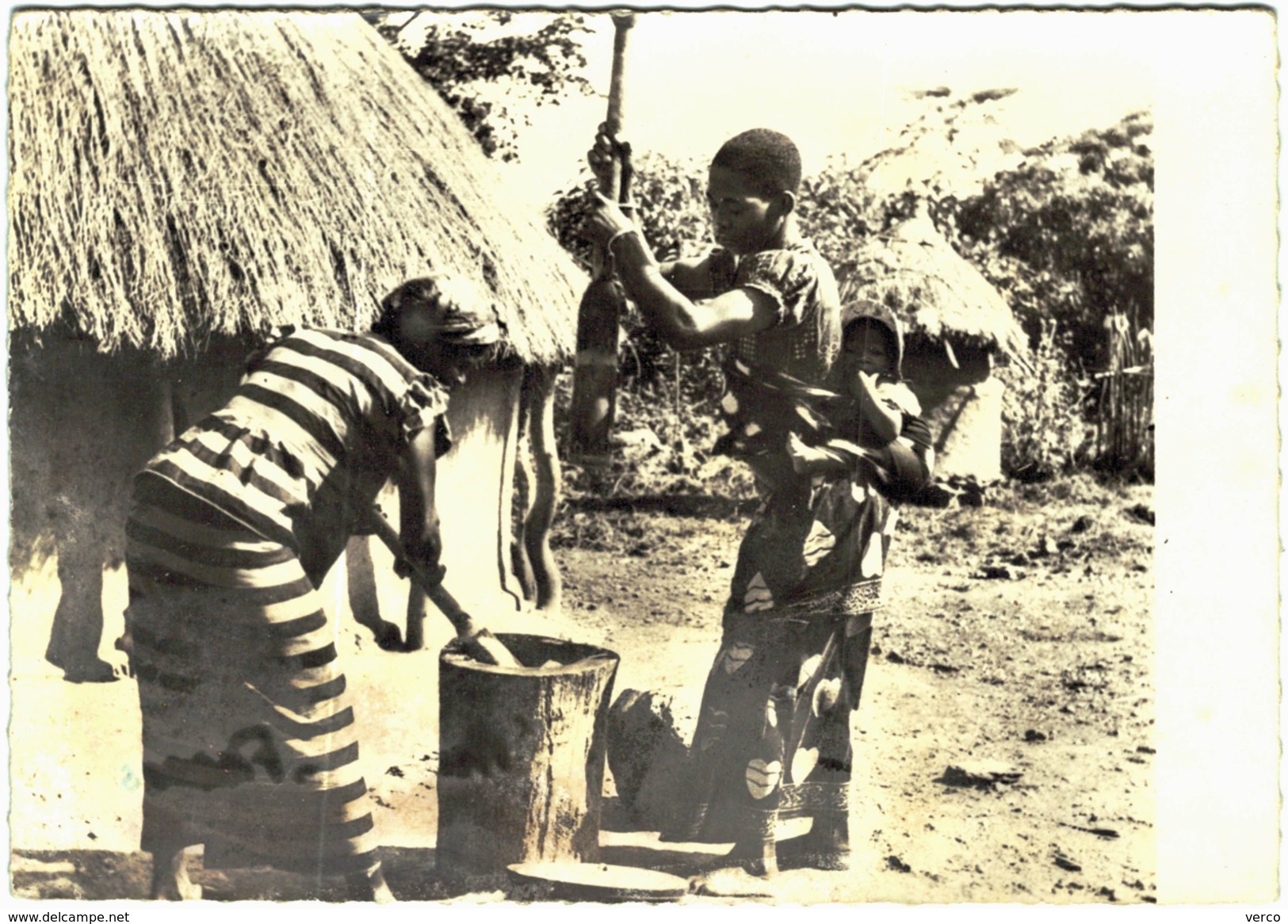 Carte Postale Ancienne de : TOGO-femmes préparant le foufou