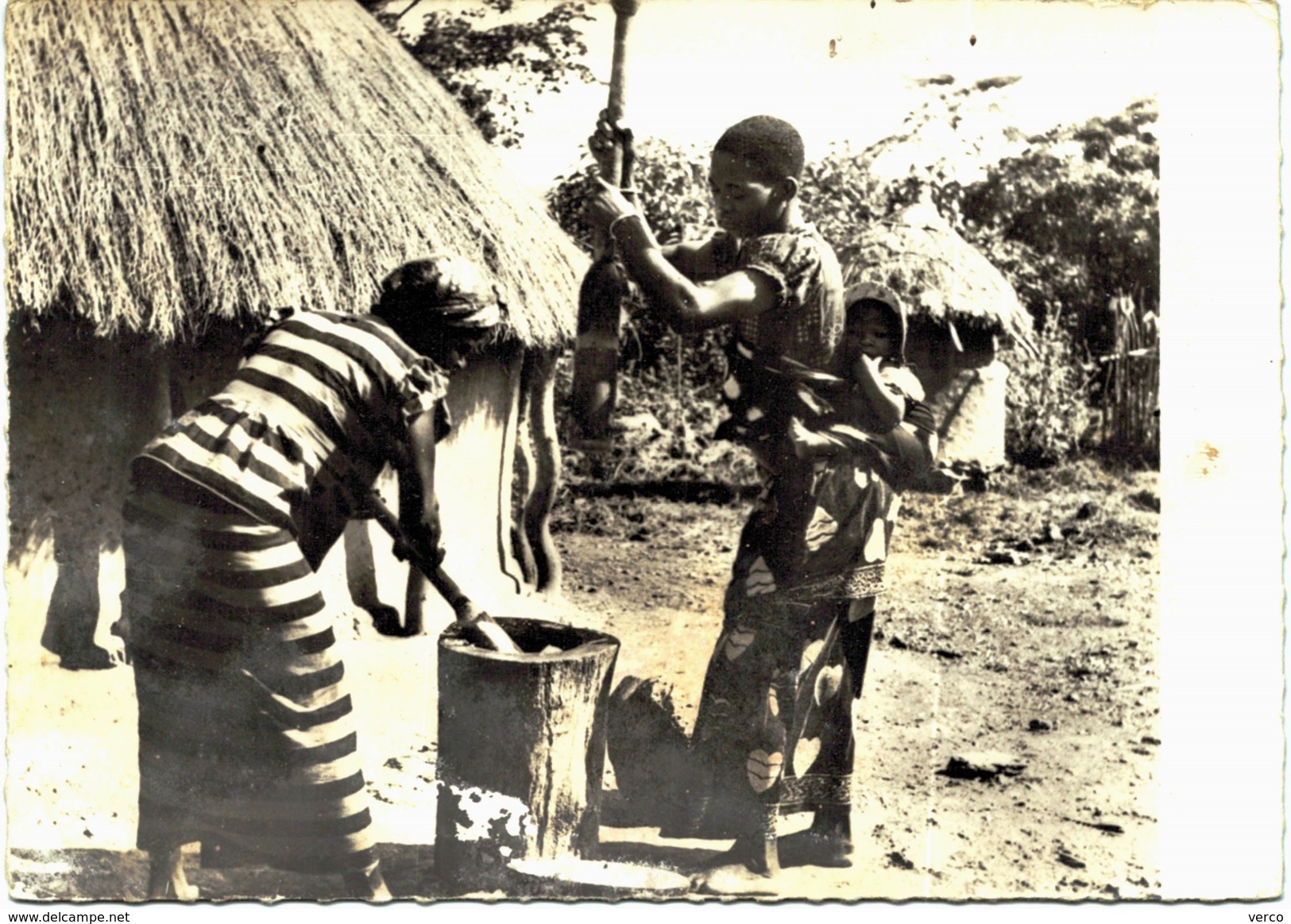 Carte Postale Ancienne de : TOGO-femmes préparant le foufou