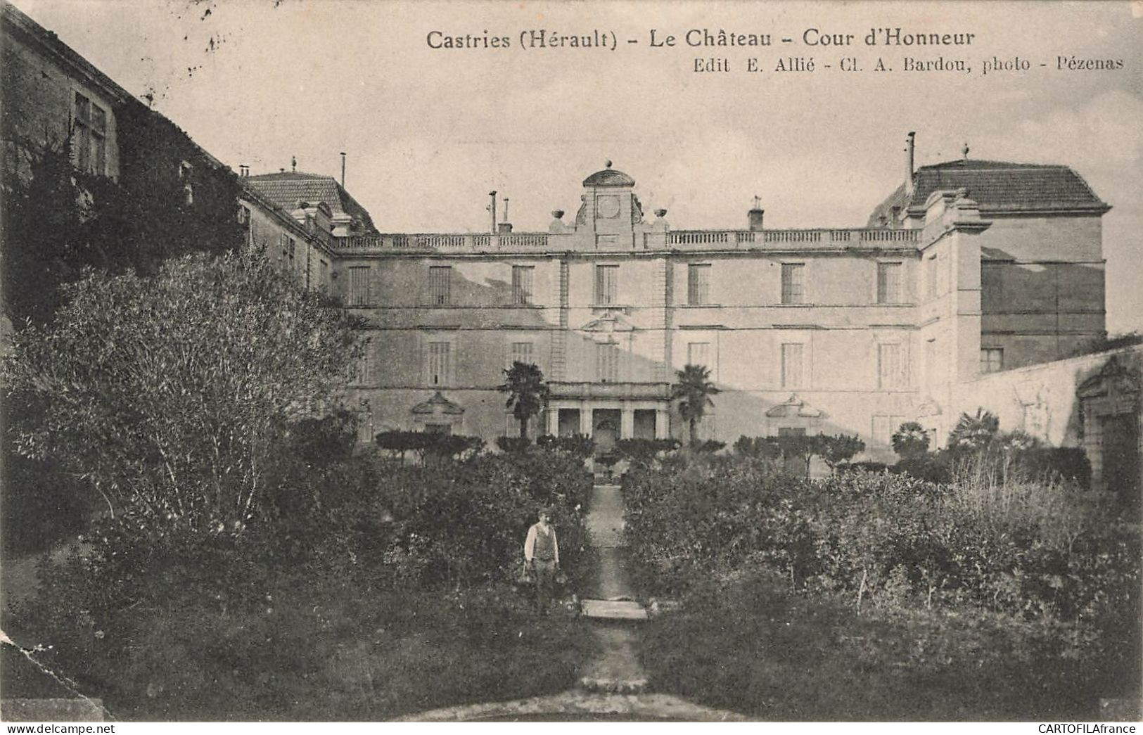 CASTRIES le Chateau Cour d'Honneur