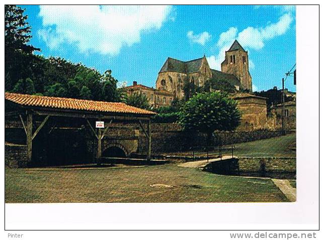 CELLES SUR BELLE - Le lavoir et l'église