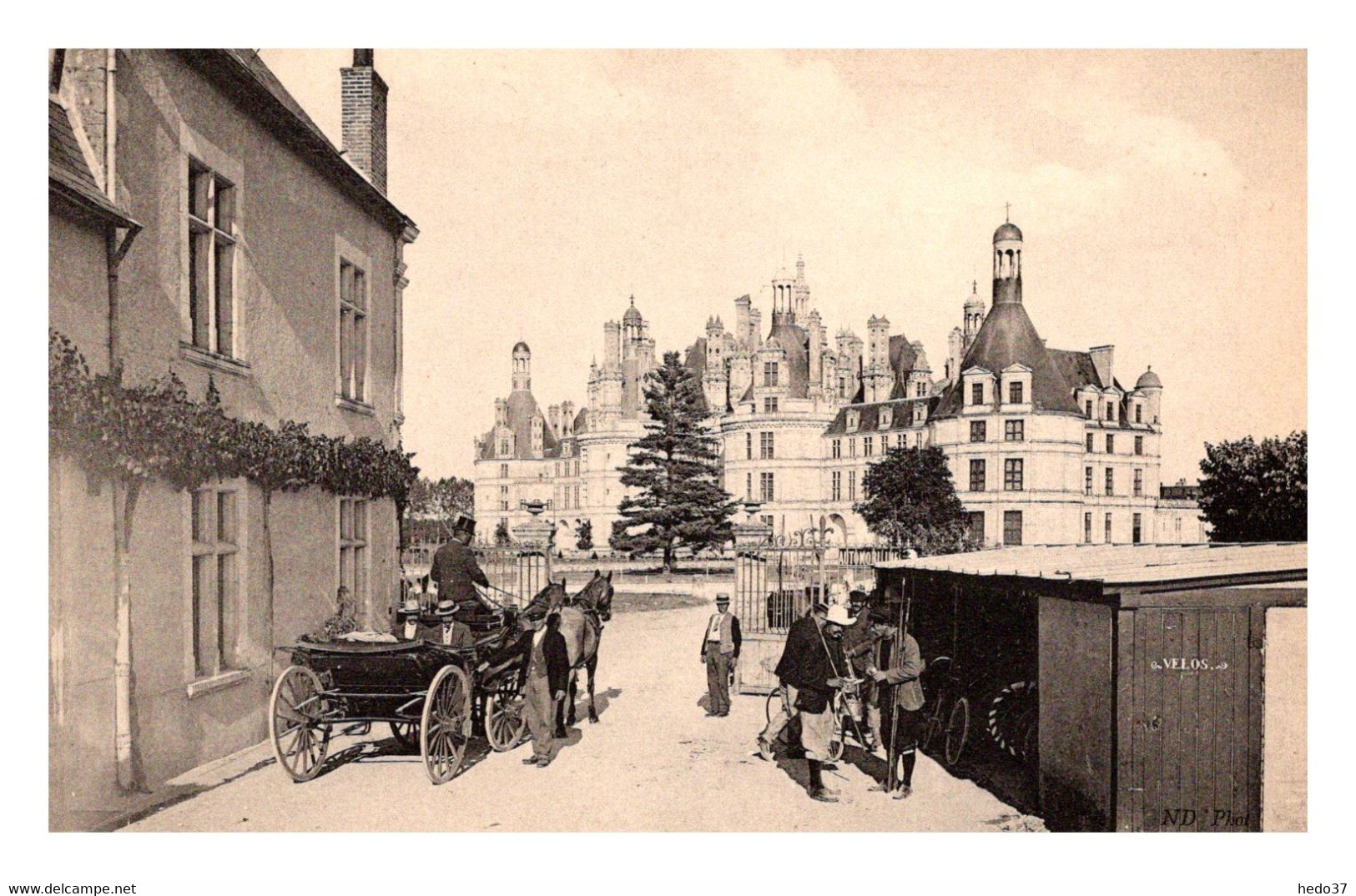 Chambord - La Cour de l'Hôtel du Grand St Michel