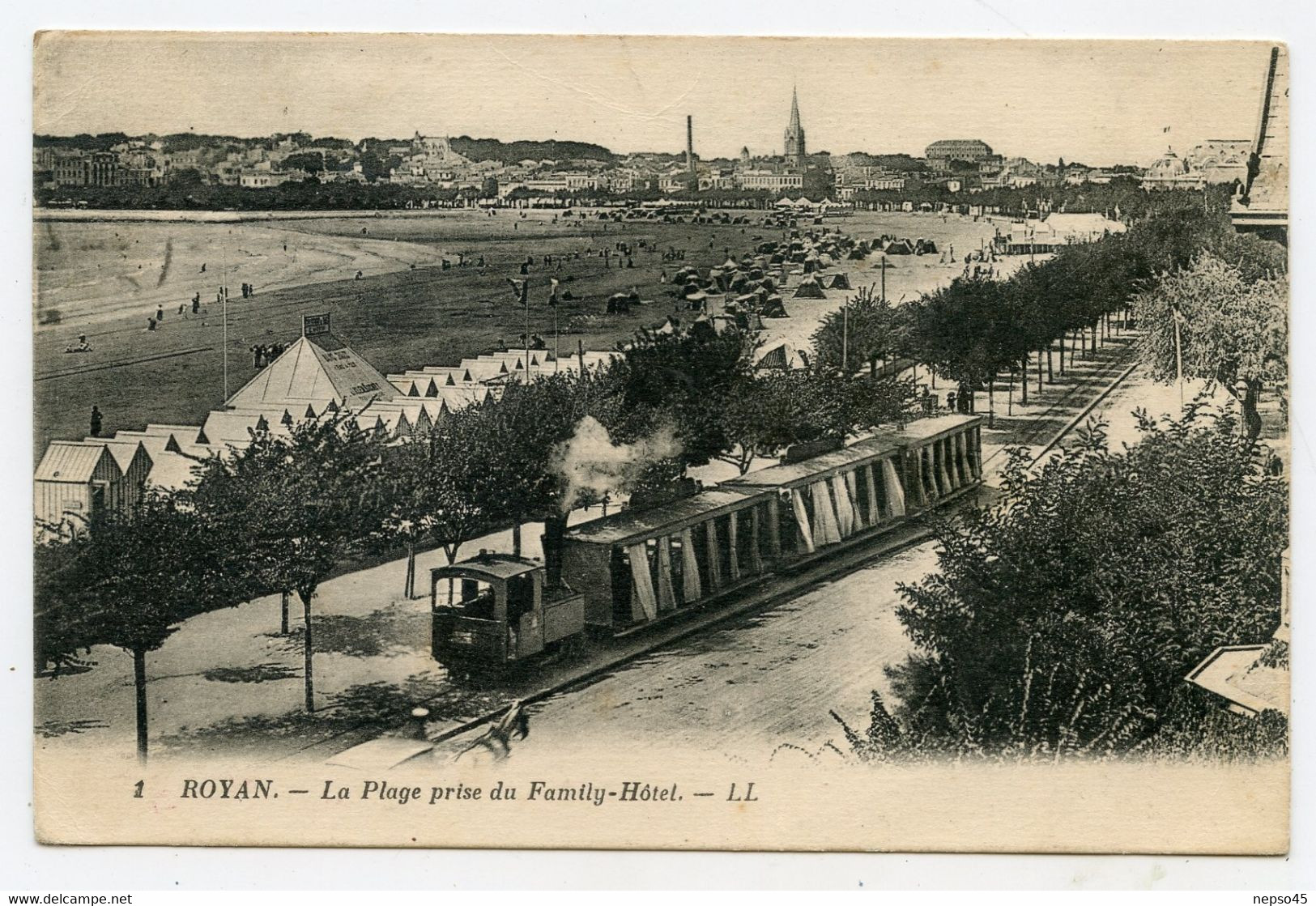 Charente Maritime - La plage, prise du Family Hôtel - Train - Tramway