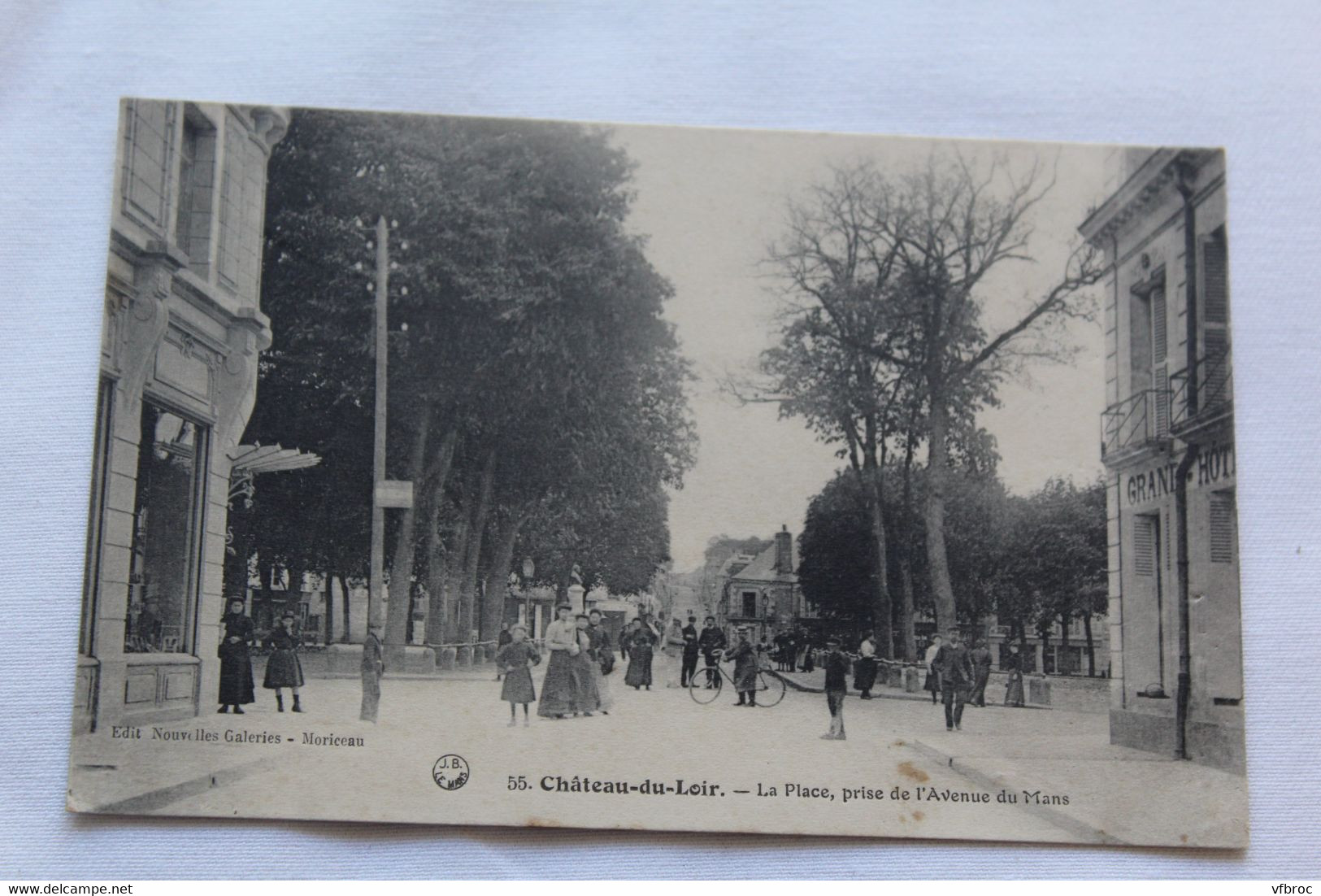 Château du Loir, la place prise de l'avenue du Mans, Sarthe 72