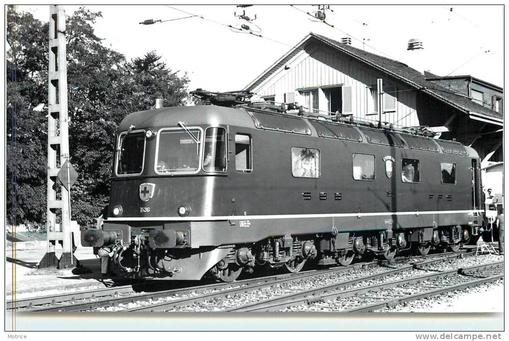 CHEMINS DE FER SUISSE  - Train Re 11636 à Bülach (photo en 1976  format carte ancienne)