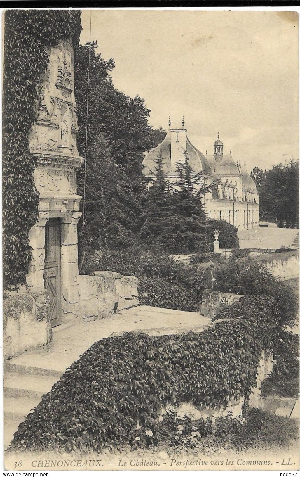 Chenonceaux - Le Château - Perspective vers les Communs