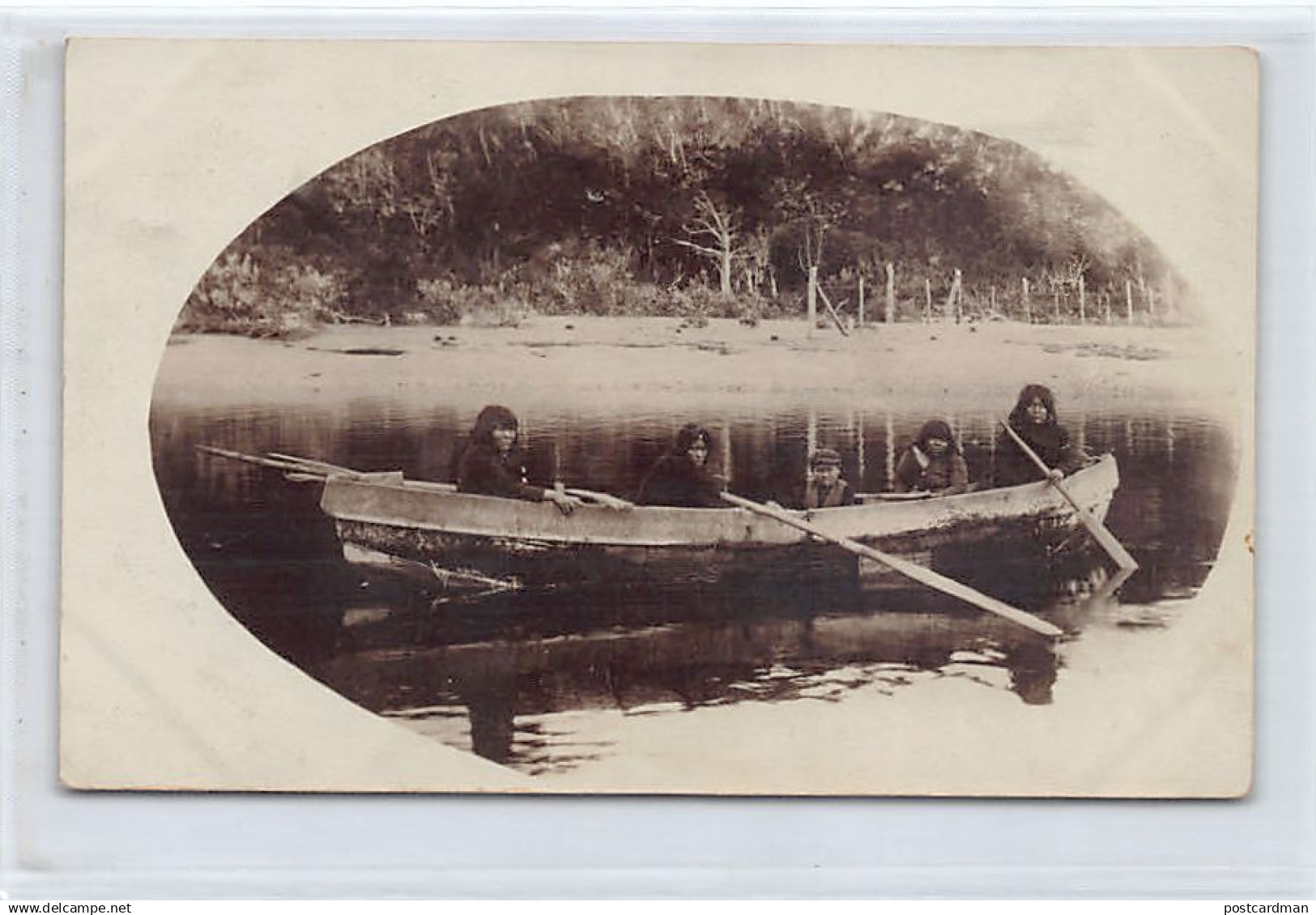 CHILE Chili - Patagonia y Tierra del Fuego - Ninos indios Onas en un barque - REAL PHOTO - Ed. desconocido