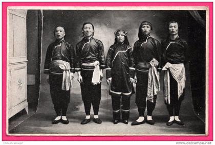 Carte Photo - Chine ?? - Groupe de 5 personnes - Représentation ?? - Combat ?? - Sport ?? - Troupe ?? - Hommes et Femmes