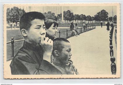 China - SHANGHAI - Young chinese boys on the Bund - Publ. The Jesuit missionaries of Lyon (France) 5