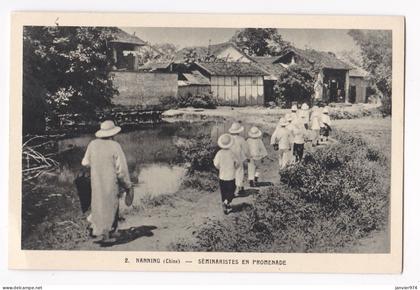 CPA Chine , Nanning ,  Séminariste en Promenade