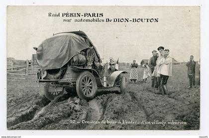 Course Circuit.Raid Pékin,chine-Paris.sur Automobiles de Dion-Bouton entrée d'un village sibérien