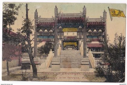 CPA Chine 1910. PEKING - Terrasse mit Ehrenbogen - Archways with terrace – PEKIN,