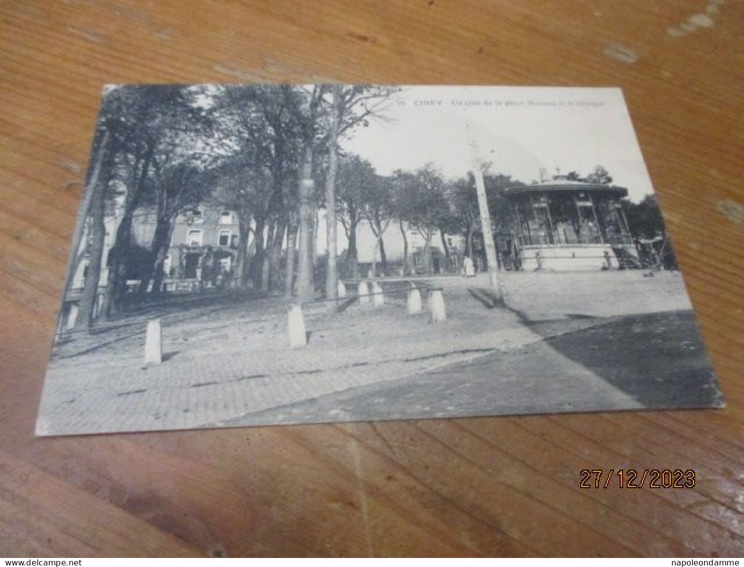 Ciney,Un coin de la place Monseu et le kiosque