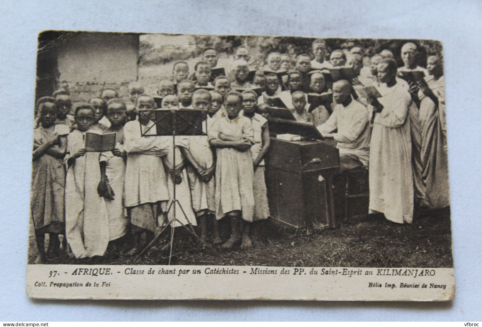 classe de chant par un catéchistes, missions saint Esprit au Kilimandjaro, Tanzanie