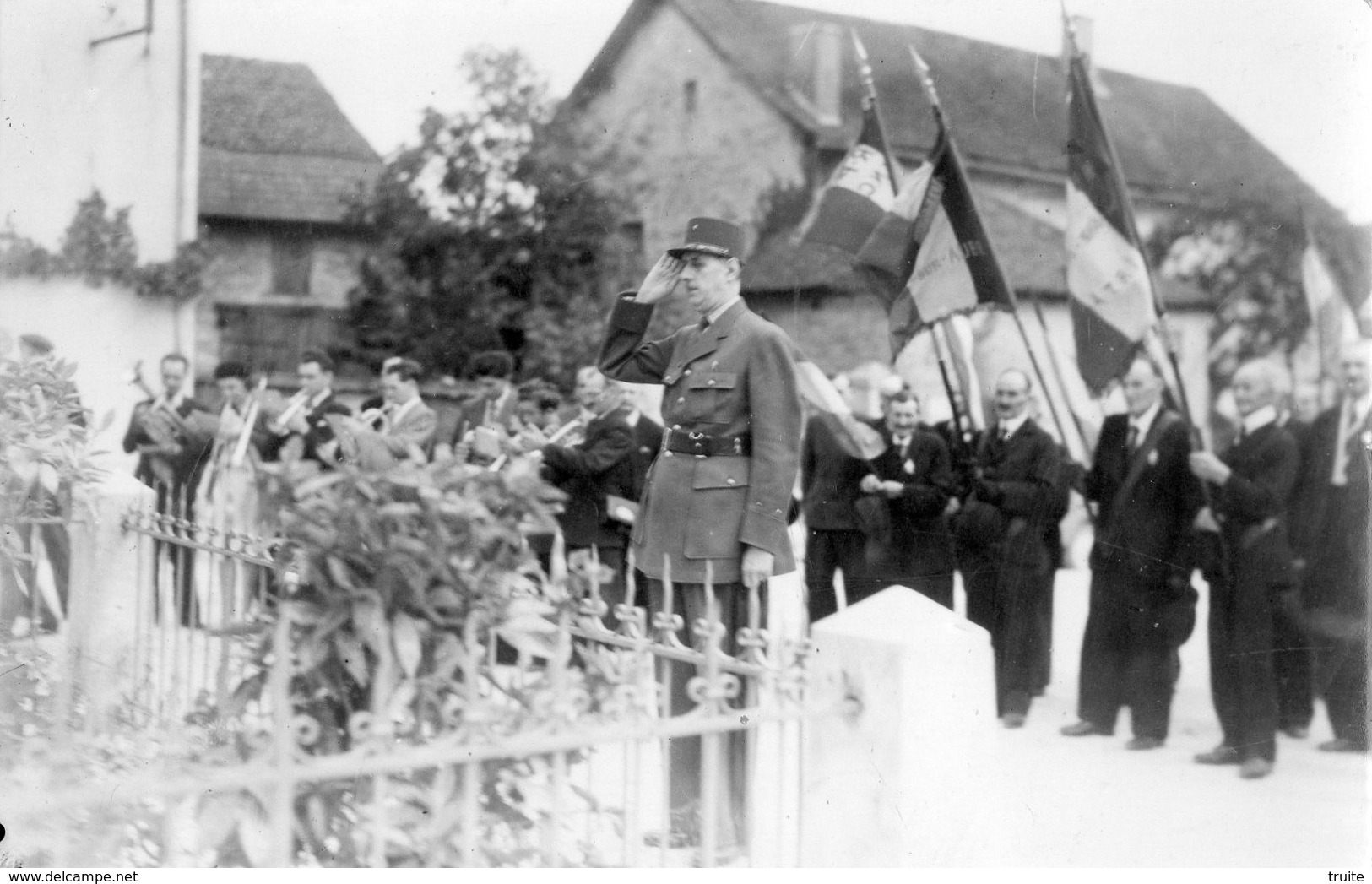 COLOMBEY-LES-DEUX-EGLISES LE GENERAL DE GAULLE QUI SE RECUEIL AU MONUMENT AU MORTS (CARTE PHOTO)