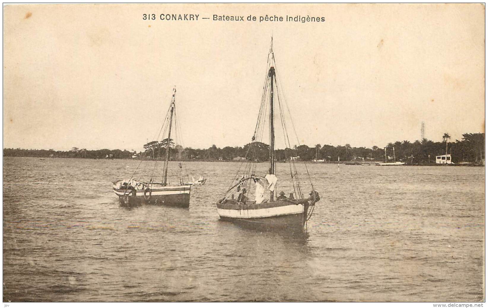 CONAKRY - Bâteaux de pêche indigènes