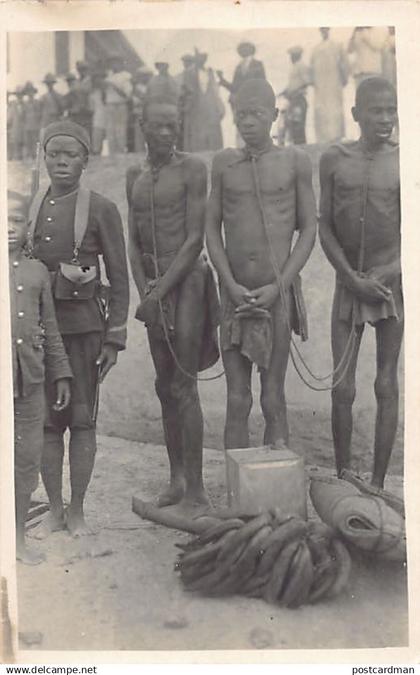 Congo Français - BRAZZAVILLE - Prisonniers indigènes - CARTE PHOTO - Ed. Inconnu.