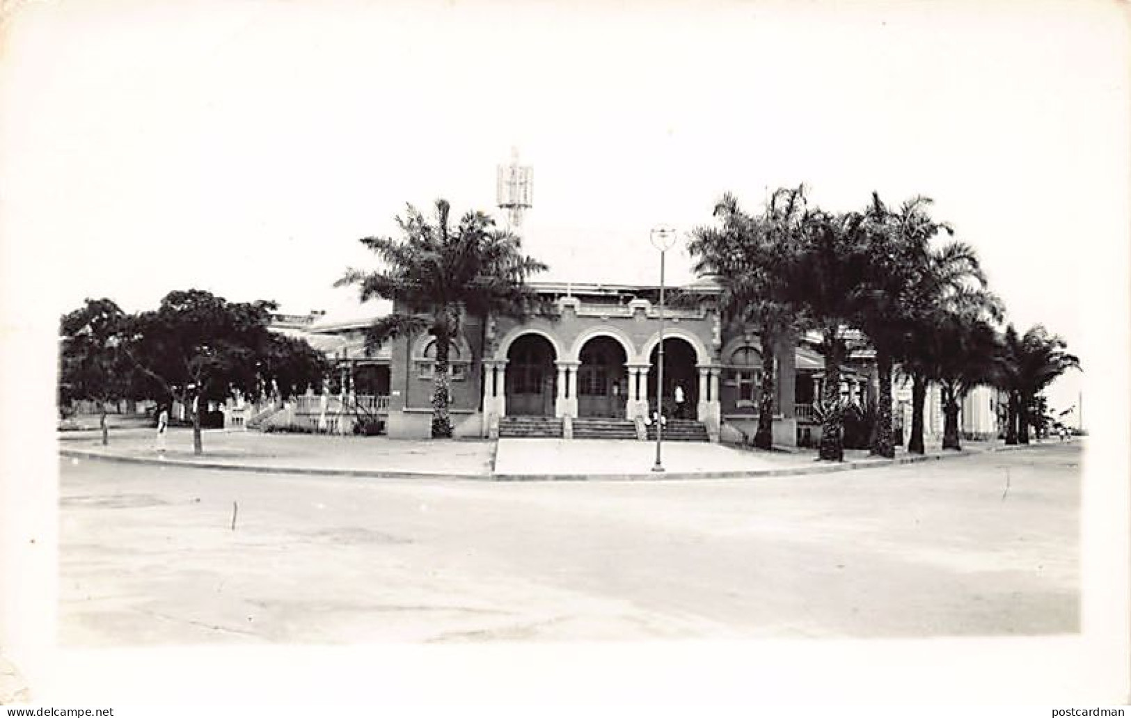 Congo Kinshasa - LEOPOLDVILLE - Place de la poste - CARTE PHOTO - Ed. inconnu