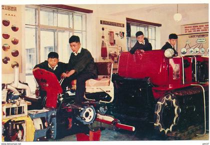 COREE DU NORD, PYONGYANG - Les Pionniers, Laboratoire des Tracteurs