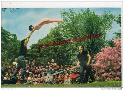 COREE DU NORD- LE CIRQUE DE PYONGYANG - ACROBATIE SUR BALANCOIRE