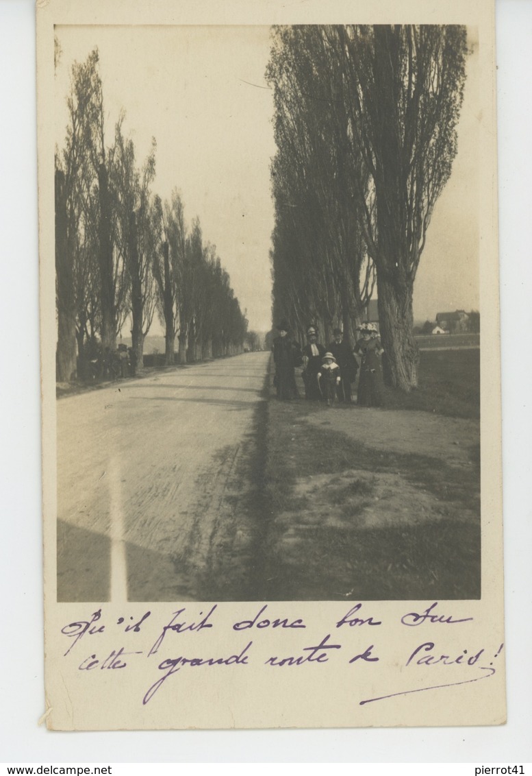 COURS LA VILLE - Belle carte photo portrait d'une famille en promenade sur la route de Paris en 1912