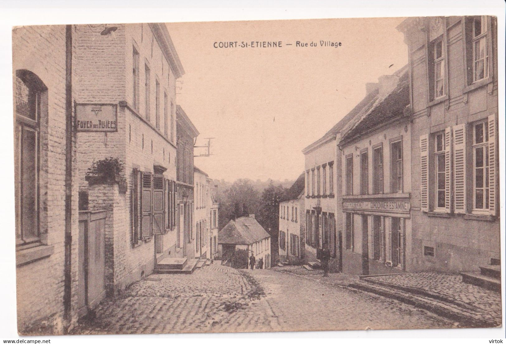 Court-Saint-Etienne :  rue du village   ( carte DESAIX )