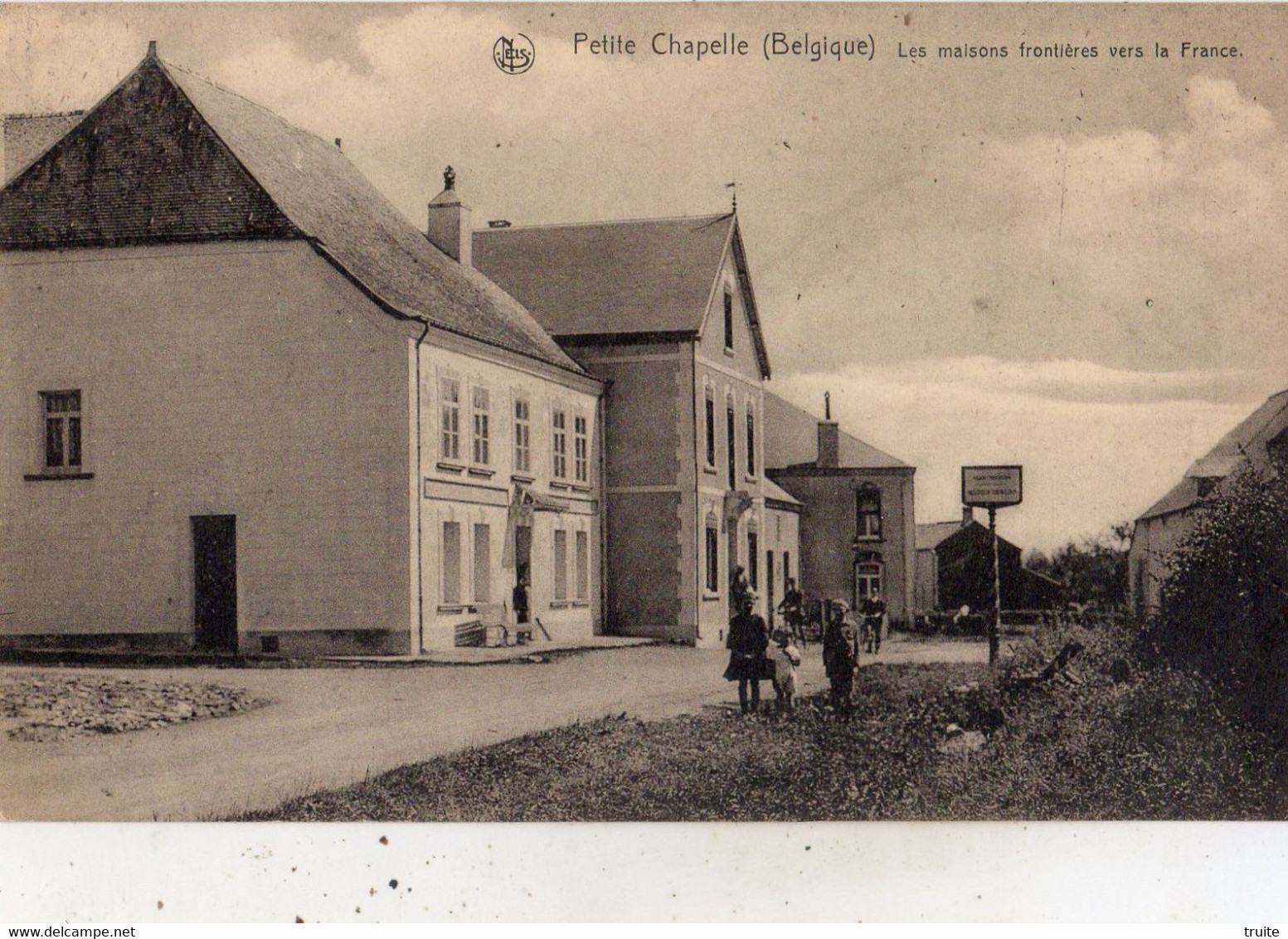 COUVIN PETITE CHAPELLE LES MAISONS FRONTIERES VERS LA FRANCE