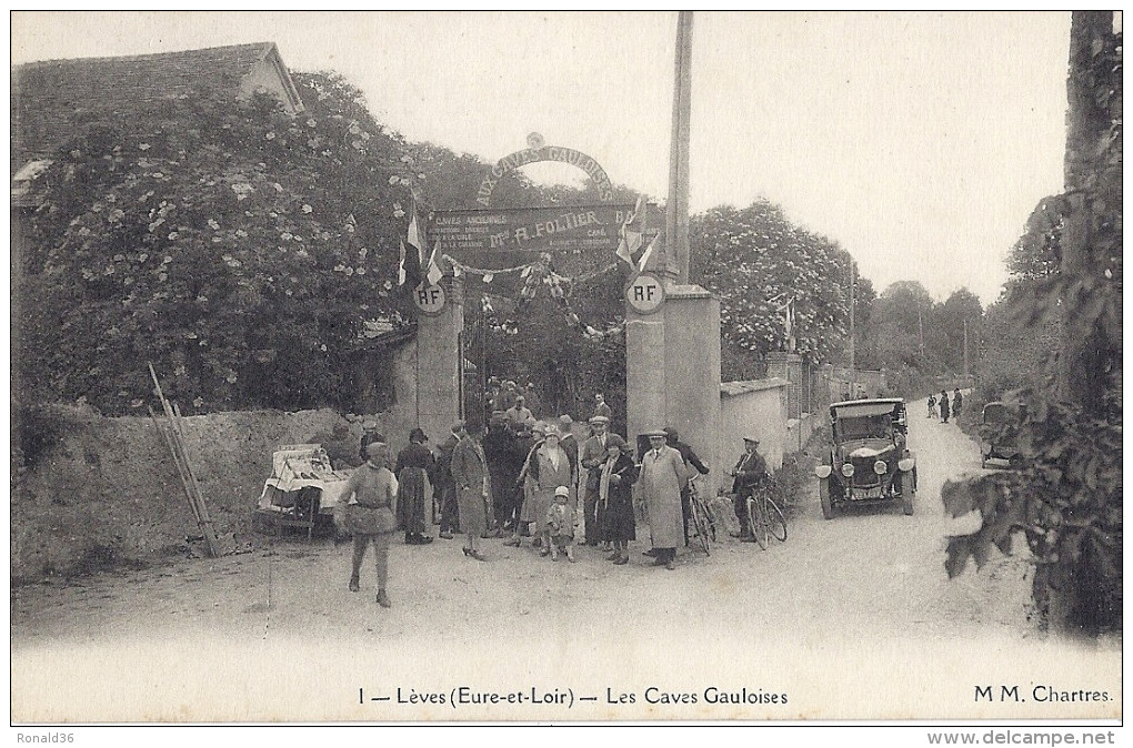 cp 28 LEVES Les caves Gauloises  ( parc d´attraction A FOLTIER  Gaulois voitures automobiles )