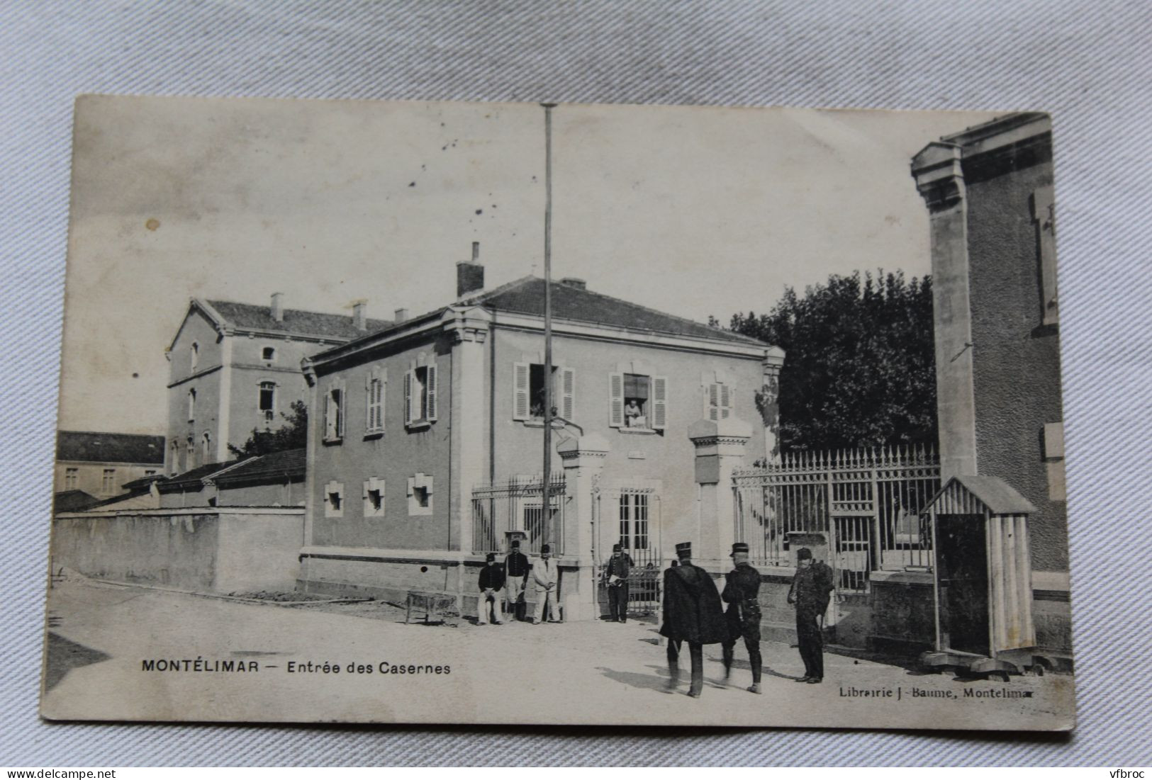 Cpa 1906, Montelimar, entrée des casernes, Drôme 26