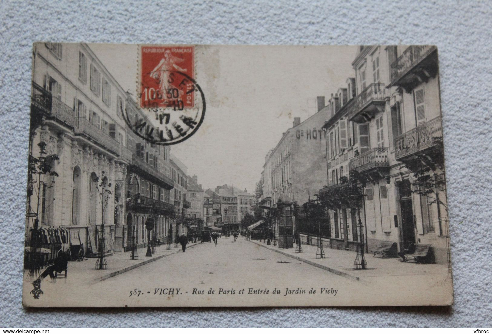 Cpa 1917, Vichy, rue de Paris et entrée du jardin de Vichy, Allier 03