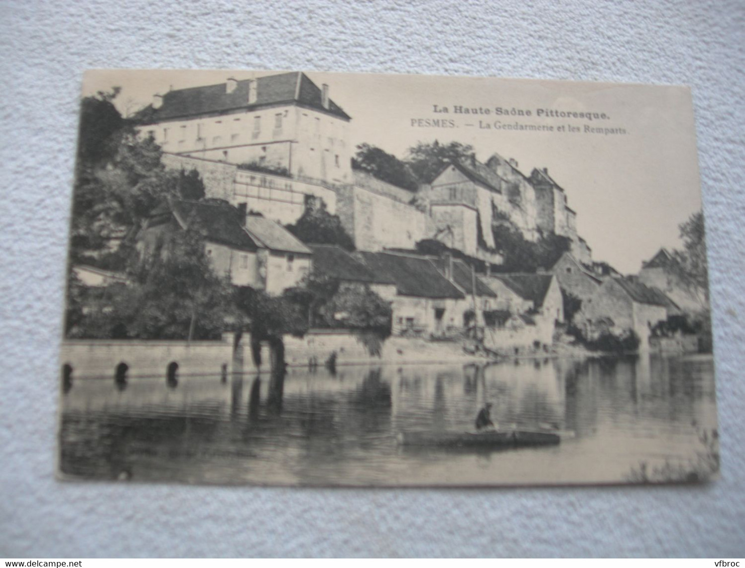 Cpa 1922, Pesmes, la gendarmerie et les remparts, haute Saône