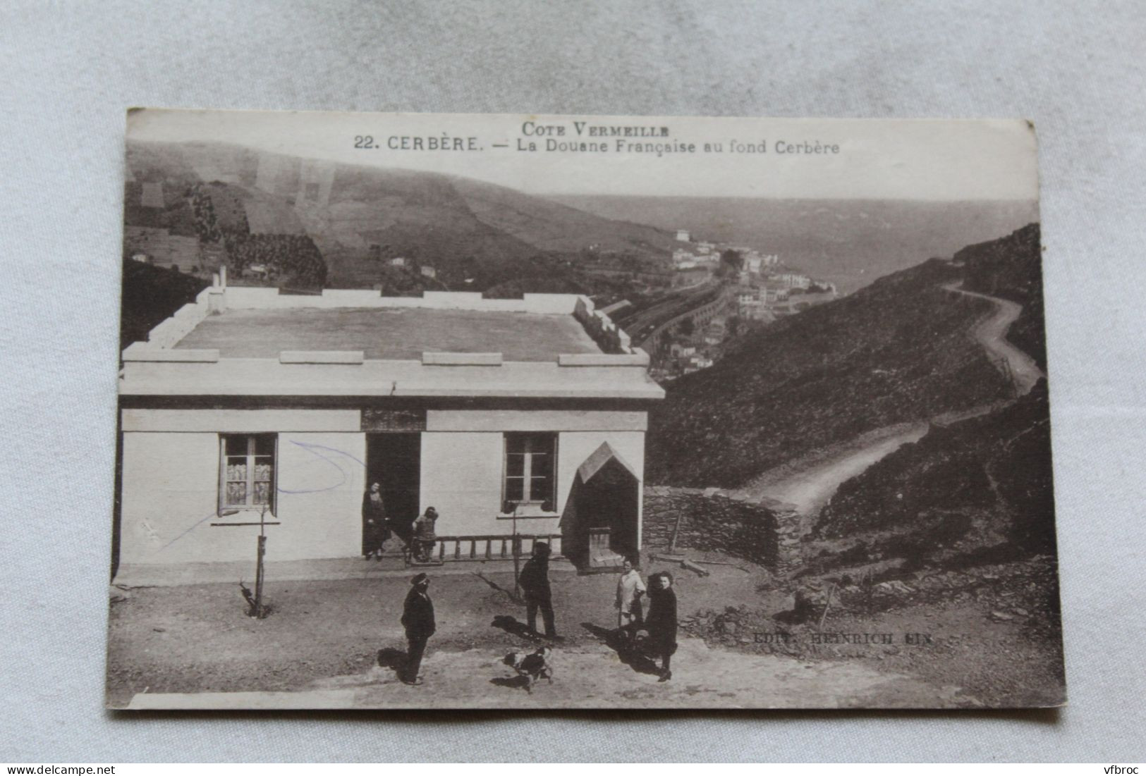 Cpa 1930, Cerbere, la douane Française, au fond Cerbère, Pyrénées Orientales 66