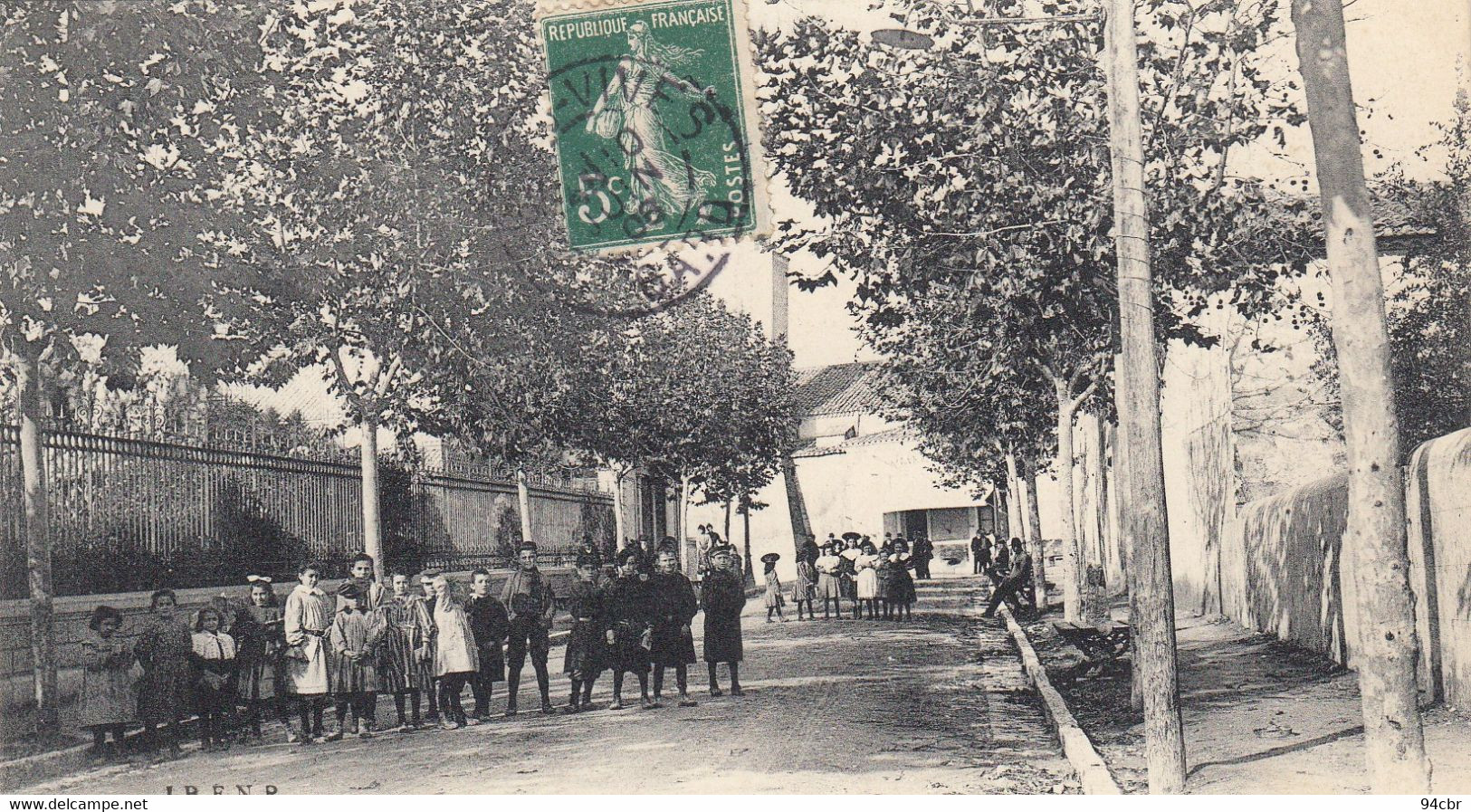 CPA (30)  AIGUES VIVES l avenue (etat parfait)