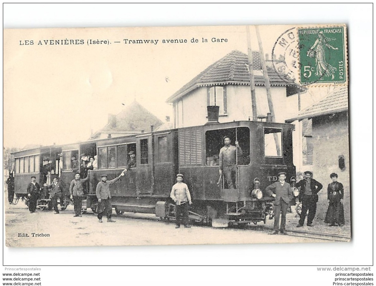 CPA 38 Les Avenieres la gare et le train tramway ligne de La Tour du Pin Les Avenières