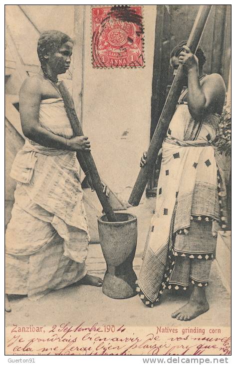 ( CPA AFRIQUE )  TANZANIE /  ZANZIBAR  /  Natives grinding corn  -