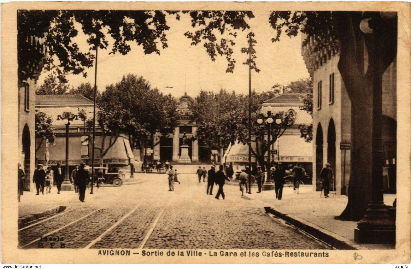 CPA AK AVIGNON - Sortie de la Ville - La Gare et les Cafés-Restaurants (511432)