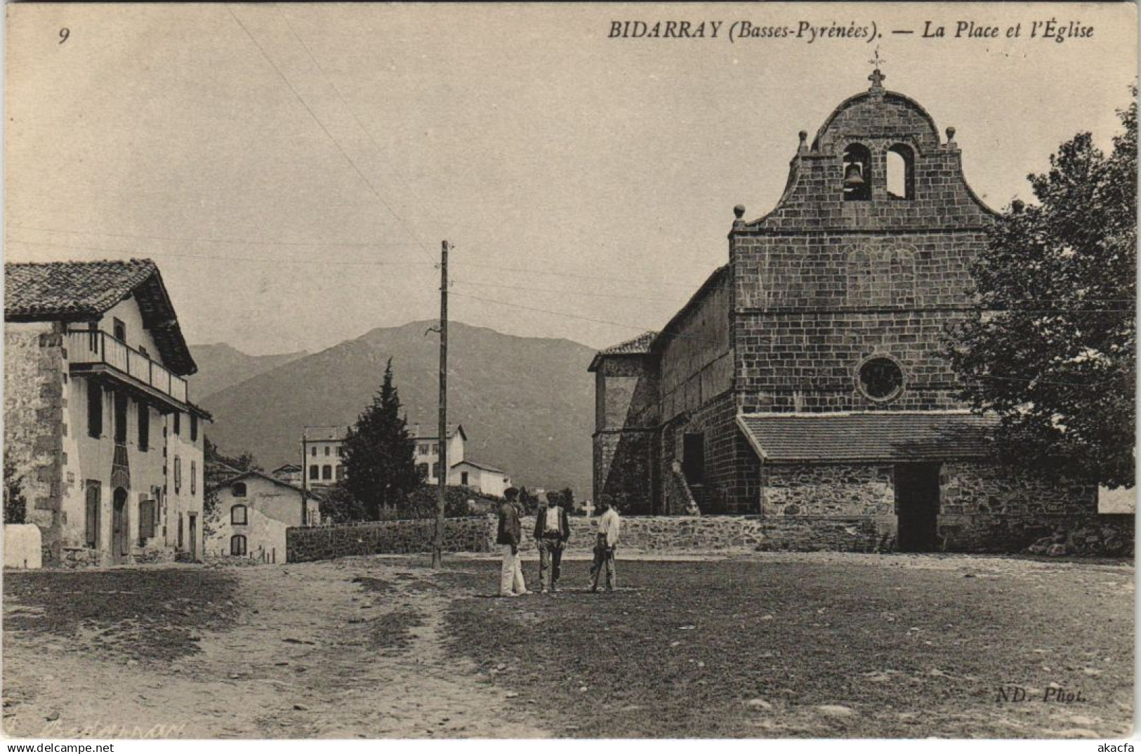 CPA AK Bidarray La Place et l'Eglise FRANCE (1131861)