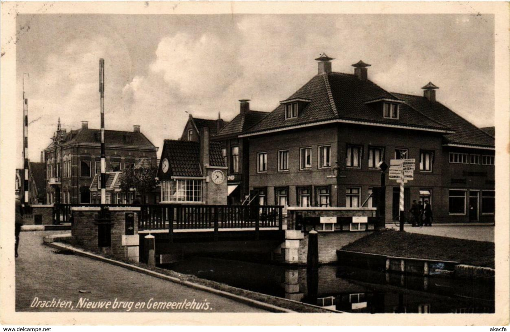 CPA AK Drachten Nieuwe brug en Gemeentehuis NETHERLANDS (729022)