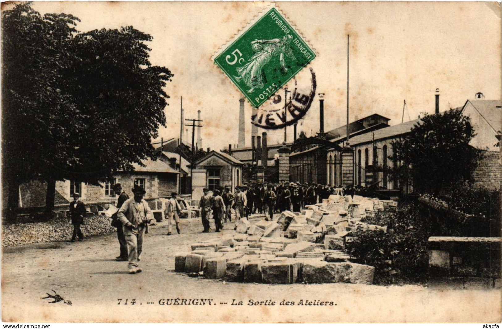 CPA AK GUERIGNY - La Sortie des Ateliers (421245)