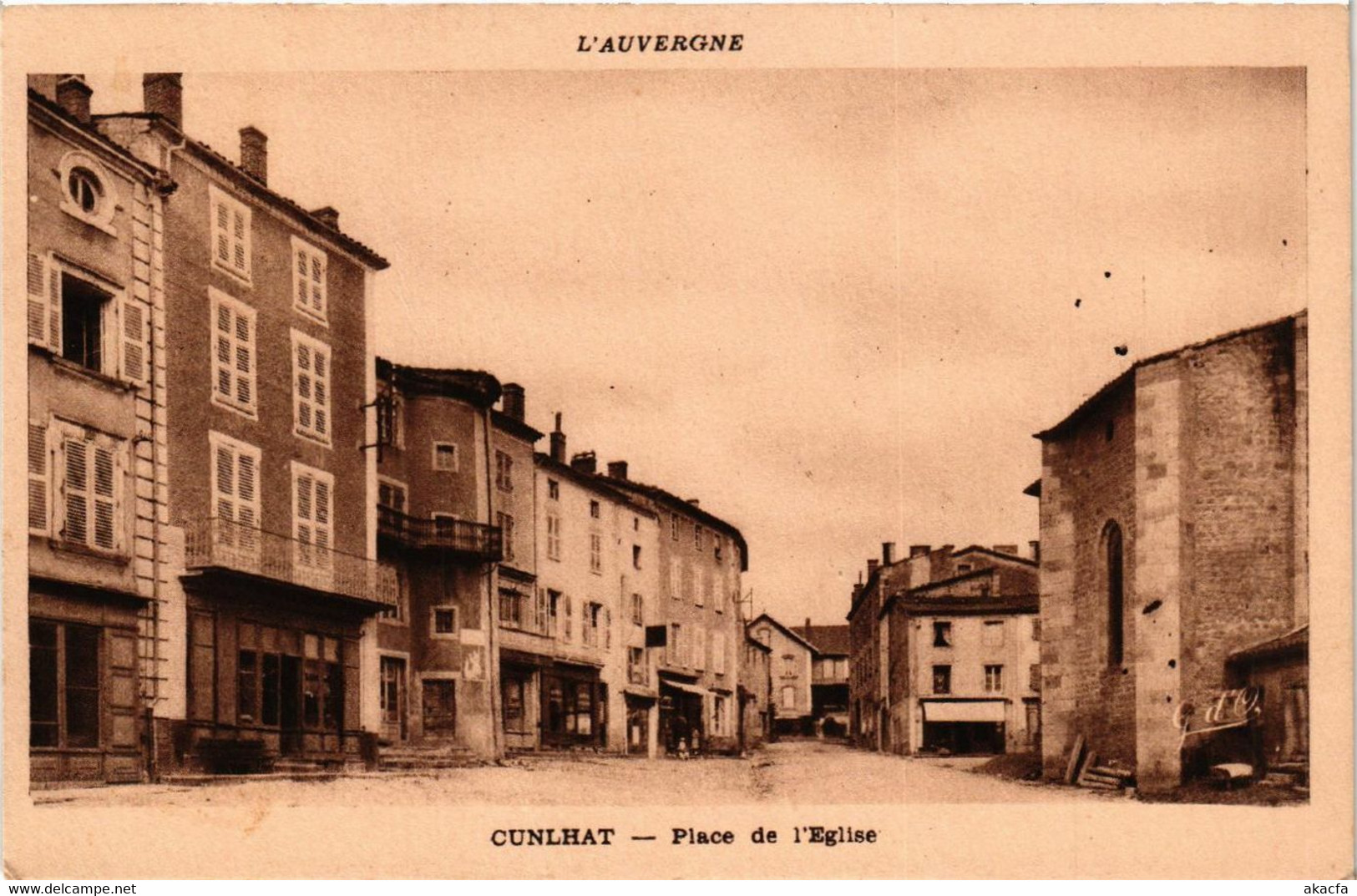 CPA AK L'Auvergne CUNLHAT Place de l'Église (409444)