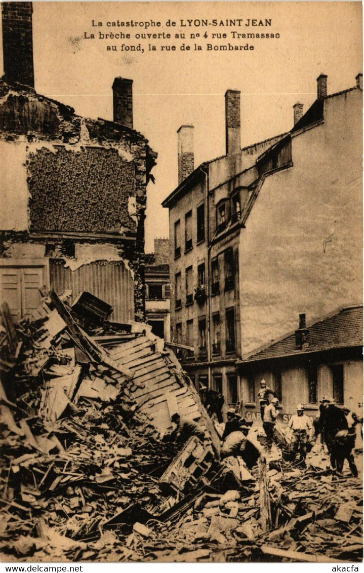 CPA AK La catastrophe de LYON St-JEAN La breche ouverte au no 4 rue T (470120)