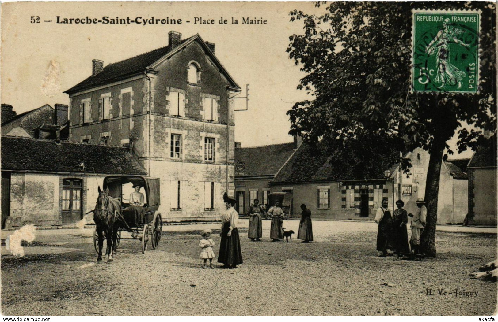 CPA AK LAROCHE-St-CYDROINE - Place de la Mairie (357741)